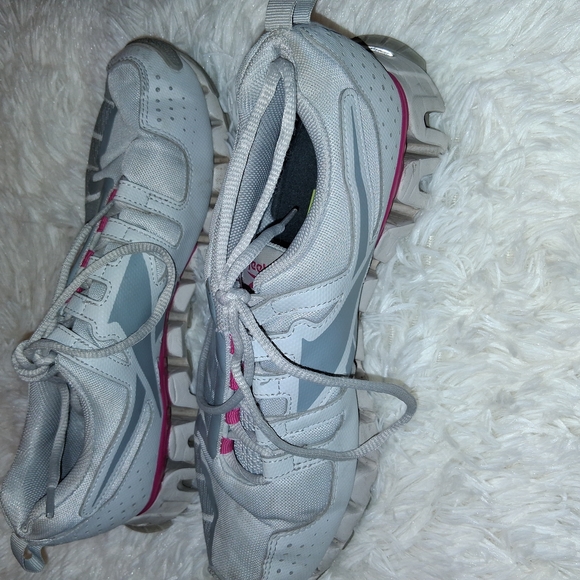 Reebok Gray and Pink Sneakers with Modern Silhouette - Picture 2 of 5